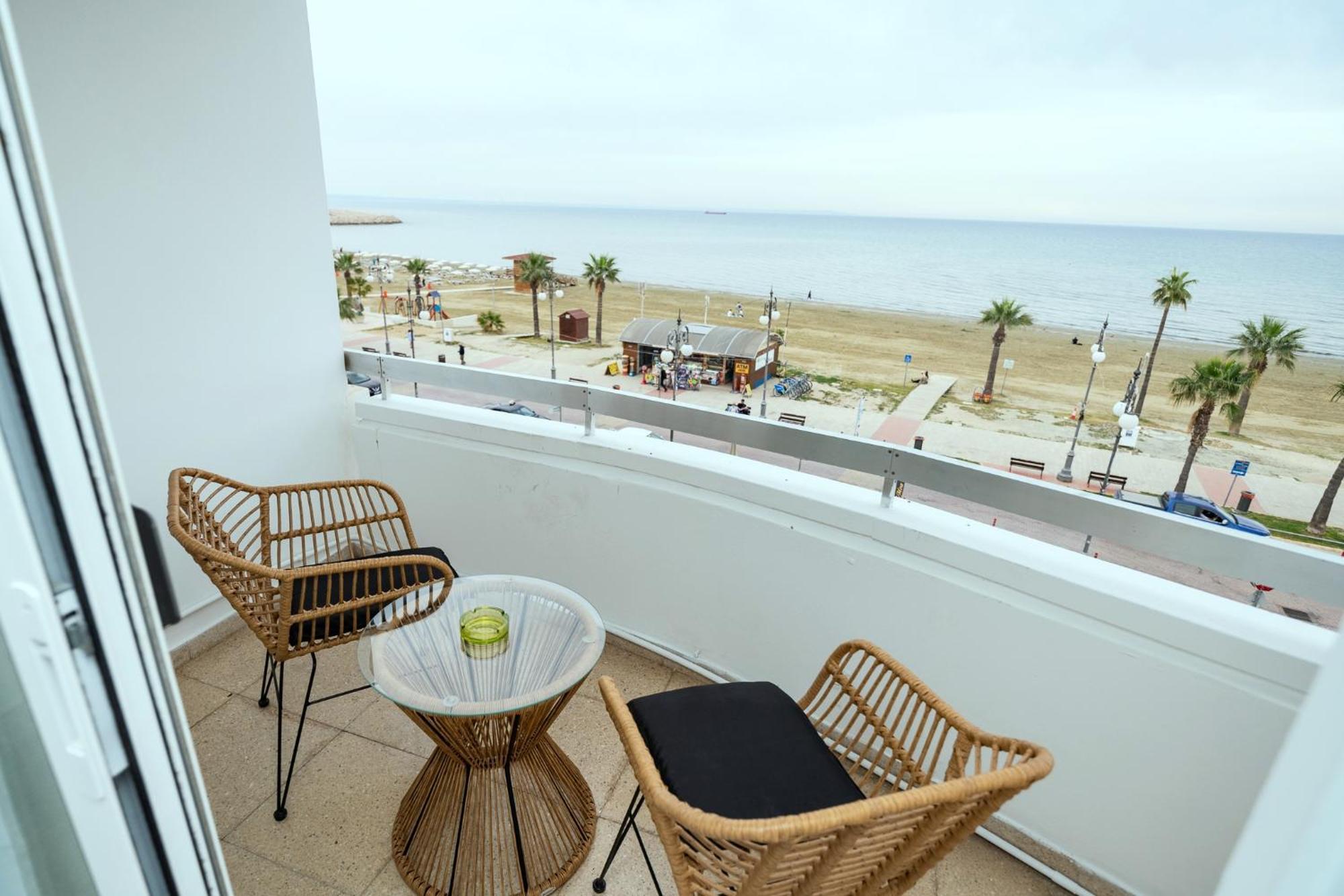 Lazuli Sea View Beachfront Ap 21 Larnaca Exterior foto