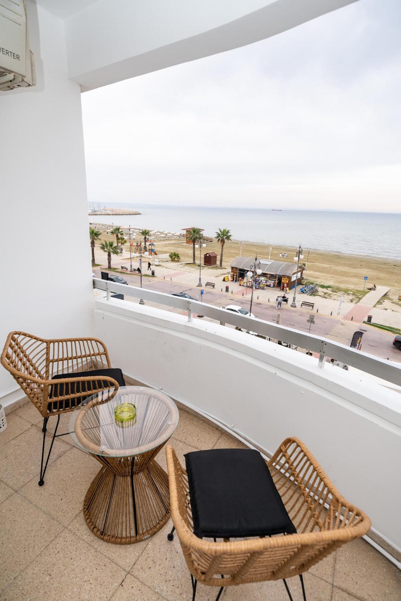 Lazuli Sea View Beachfront Ap 21 Larnaca Exterior foto