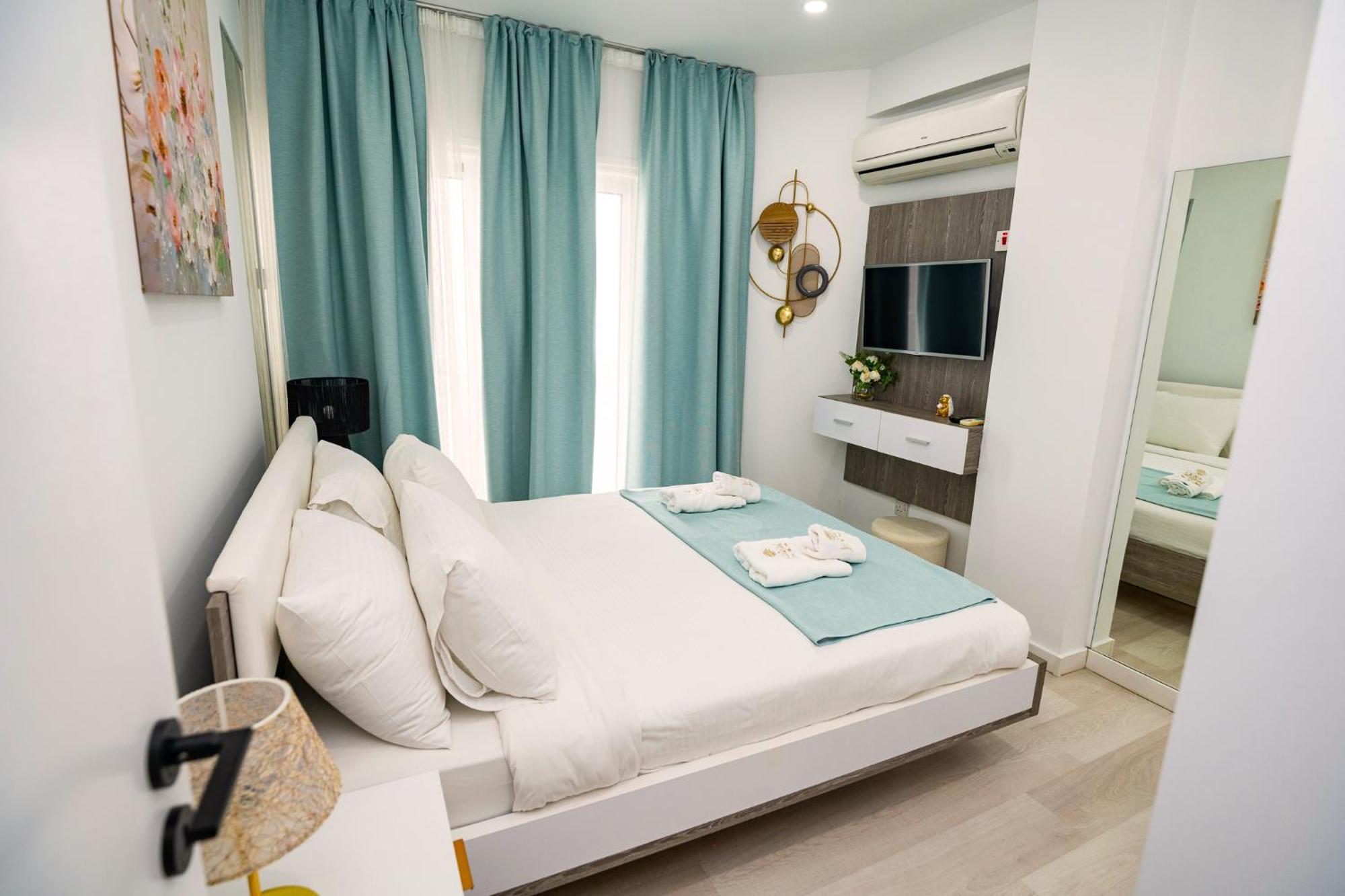 Lazuli Sea View Beachfront Ap 21 Larnaca Exterior foto